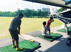 シンガポールでゴルフレッスン。親子レッスン風景