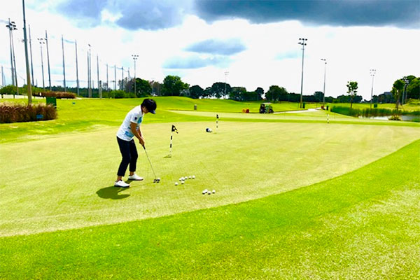 ゴルフレッスン　マリーナベイゴルフコース付属の広大なアプローチグリーンを使用してのショートゲームレッスン